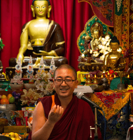 Venerable Gueshe Sherab Choephel maestro de budismo tibetano en México enseñando meditación