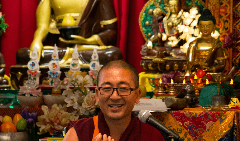 Venerable Gueshe Sherab Choephel maestro de budismo tibetano en México enseñando meditación