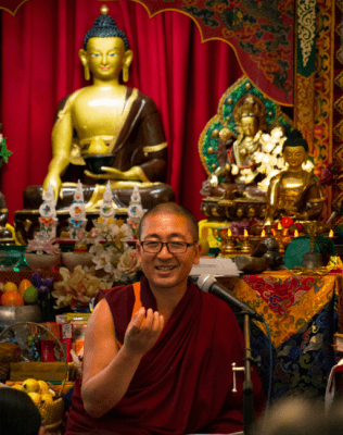 Venerable Gueshe Sherab Choephel maestro de budismo tibetano en México enseñando meditación