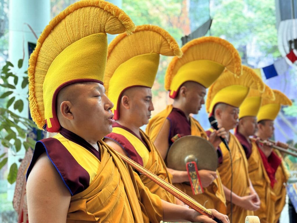 Monjes tibetanos creando mandala de Tara Verde en CENART Ciudad de México durante ceremonia budista