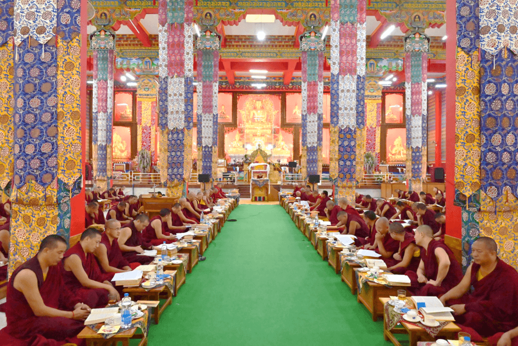 Interior de la gompa del monasterio Drepung Loseling con altar budista tibetano