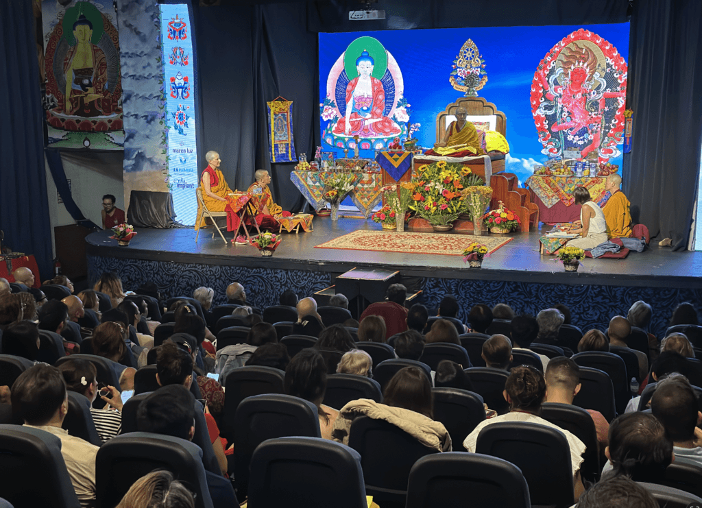 Khensur Rinpoche Lobsang Samten otorgando empoderamiento de Kurukulle en Coyoacán con gran audiencia