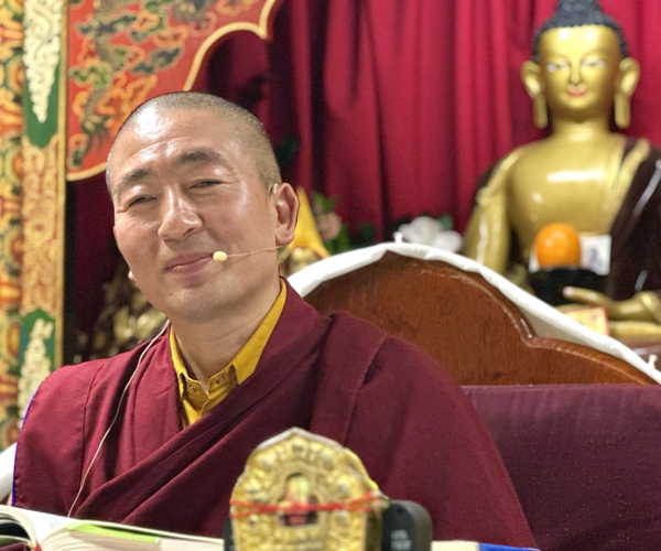 Gueshe Sherab Choephel impartiendo curso de amor propio y meditación budista en México