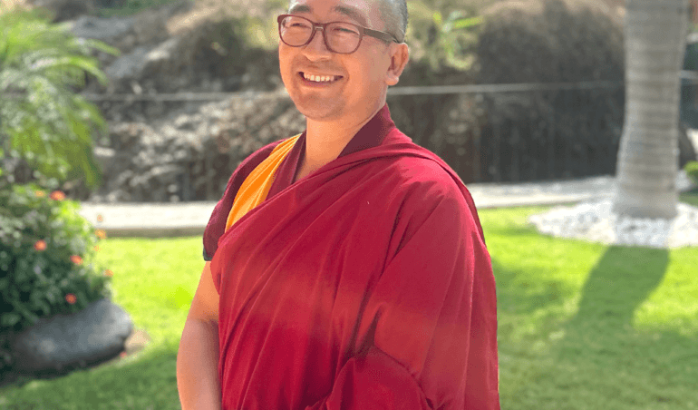 Gueshe Sherab Choephel guiando retiro del Buda de la Medicina en Tepoztlán con prácticas de sanación