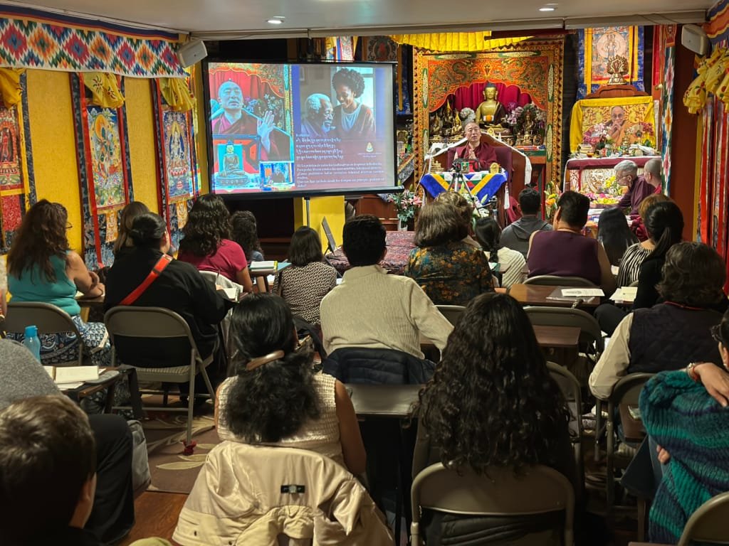 Gueshe Sherab Choephel enseñando las 37 prácticas de los bodhisattvas en curso de budismo tibetano