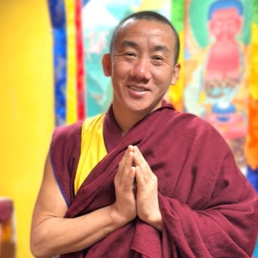 Gueshe Tsering Norbu monje tibetano realizando cantos multifónicos y ceremonias budistas