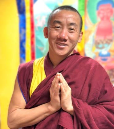 Gueshe Tsering Norbu monje tibetano realizando cantos multifónicos y ceremonias budistas