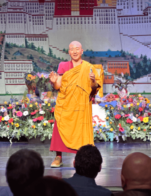 Gueshe Sherab Choephel celebrando Losar año nuevo tibetano con comunidad espiritual