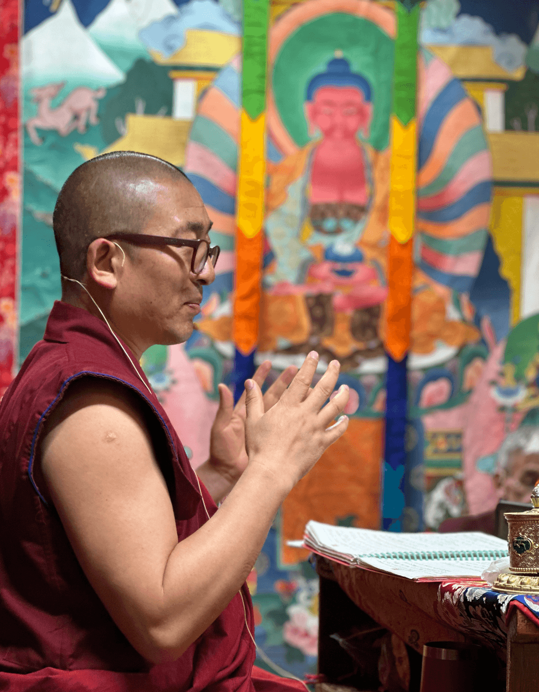 Ven. Gueshe Sherab Choephel, Director Espiritual de Drepung Loseling México, durante práctica de meditación en el centro de Coyoacán CDMX