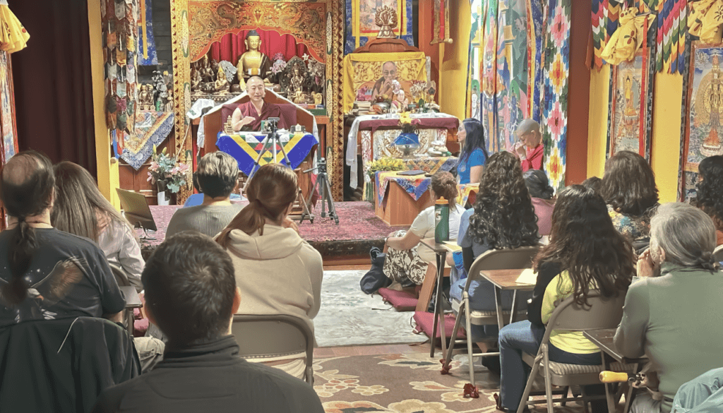 Interior del Centro Drepung Loseling México, sede de meditación y budismo tibetano en Coyoacán, Ciudad de México
