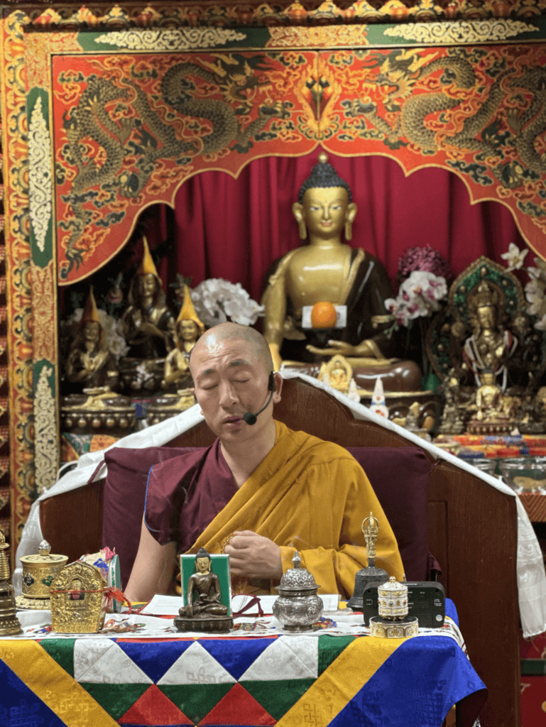 Gueshe Sherab Choephel realizando puja tibetana ante altar budista en Drepung Loseling México Coyoacán