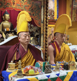 Monjes tradición Gelug budismo tibetano realizando ceremonia puja en Drepung Loseling México