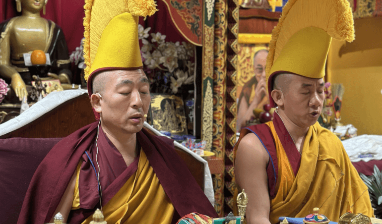 Monjes tradición Gelug budismo tibetano realizando ceremonia puja en Drepung Loseling México