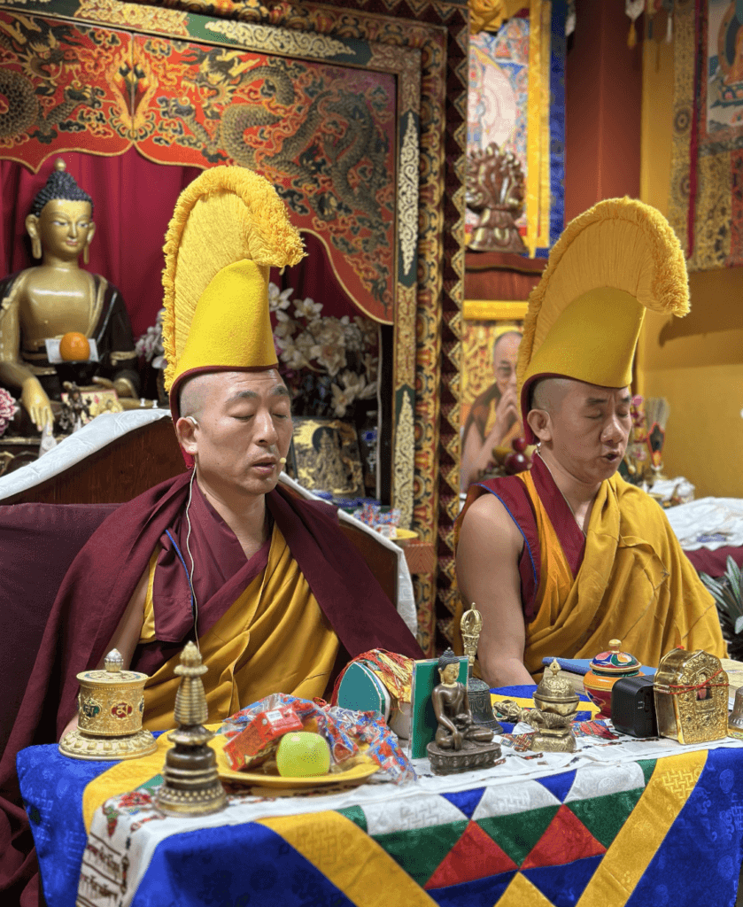 Monjes tradición Gelug budismo tibetano realizando ceremonia puja en Drepung Loseling México
