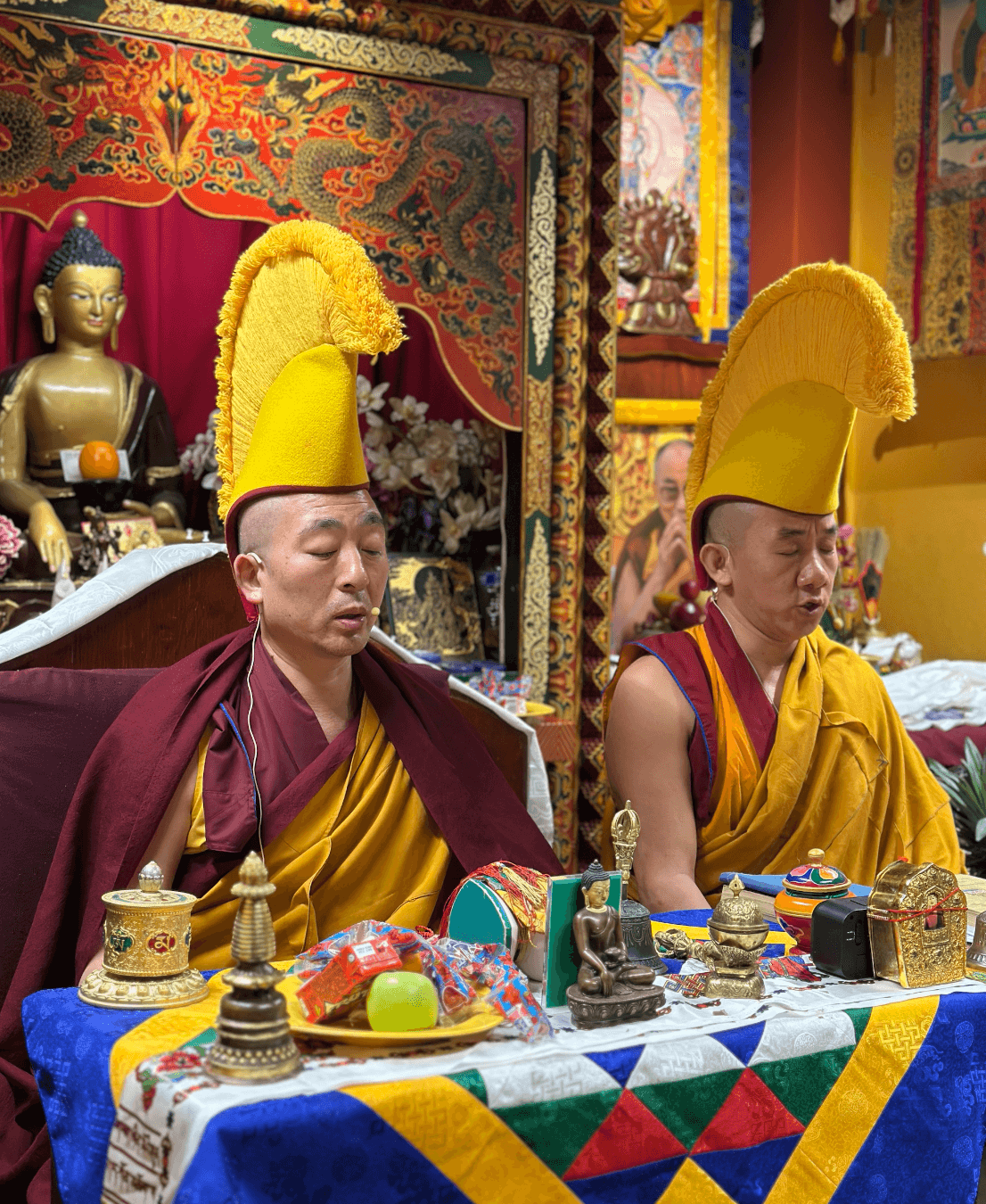 Monjes tradición Gelug budismo tibetano realizando ceremonia puja en Drepung Loseling México