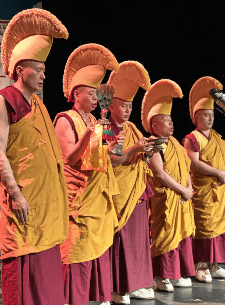 Monjes Drepung Loseling con sombreros ceremoniales Gelug en presentación Artes Místicas del Tíbet México