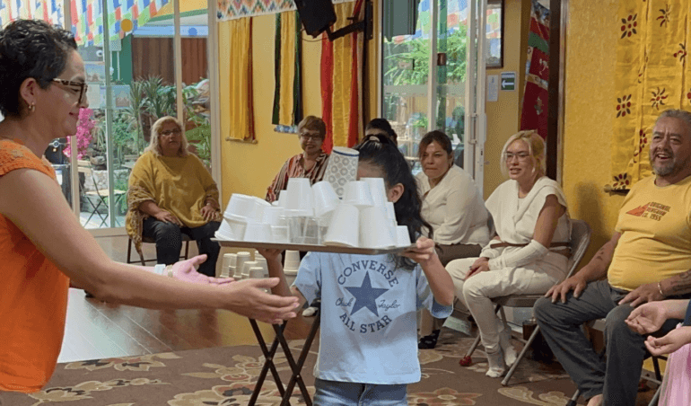 Maestro Everardo Ramírez guiando una sesión introductoria de SEE Learning en Drepung Loseling México, con padres, docentes y niños participando.
