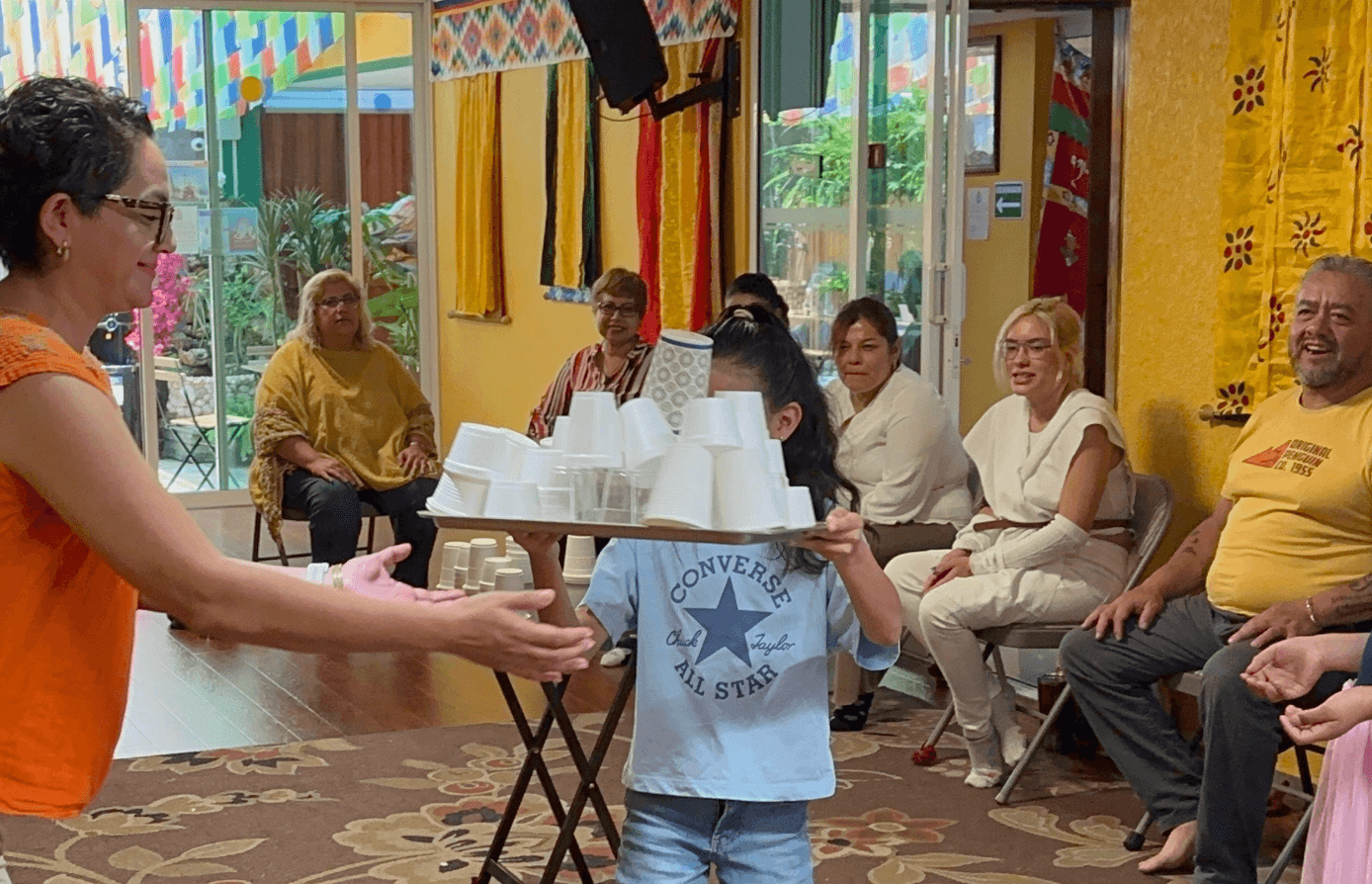 Maestro Everardo Ramírez guiando una sesión introductoria de SEE Learning en Drepung Loseling México, con padres, docentes y niños participando.