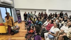 Gueshe Sherab Choephel conversando con familias beneficiarias del proyecto Cocina Comunitaria Metta antes de la entrega de despensas.