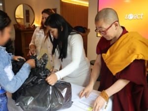Venerable Gueshe Sherab Choephel entregando despensas a familias beneficiarias del proyecto Cocina Comunitaria Metta en Huexotitla, Puebla